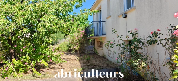 Charmante maison de 94 m2  plus rdc aménageable, avec grand jardin , bourg de St Hilaire de Clisson