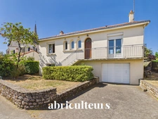 Charmante maison de 94 m2  plus rdc aménageable, avec grand jardin , bourg de St Hilaire de Clisson
