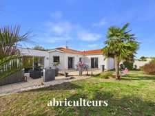 A  l'entrée de Ste Pazanne, à 25 mn de Nantes,  très belle maison contemporaine de plain pied  sur terrain de 1000 m2