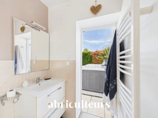 A  l'entrée de Ste Pazanne, à 25 mn de Nantes,  très belle maison contemporaine de plain pied  sur terrain de 1000 m2