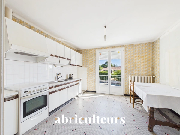 Charmante maison de 94 m2  plus rdc aménageable, avec grand jardin , bourg de St Hilaire de Clisson