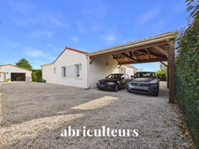 A  l'entrée de Ste Pazanne, à 25 mn de Nantes,  très belle maison contemporaine de plain pied  sur terrain de 1000 m2