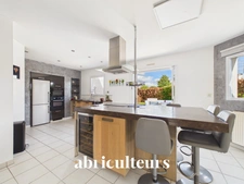 A  l'entrée de Ste Pazanne, à 25 mn de Nantes,  très belle maison contemporaine de plain pied  sur terrain de 1000 m2