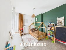 Appartement familial lumineux de 94 m² avec jardin de 89 m² et grande terrasse<span></span>Résidence récente et sécurisée à Drancy