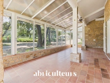 Propriété d'Exception à Grans : Maison en Pierre 254m2, 2 hangars, Piscine et fort potentiel sur 8 100 m²