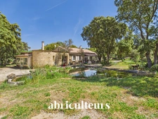 Propriété d'Exception à Grans : Maison en Pierre 254m2, 2 hangars, Piscine et fort potentiel sur 8 100 m²