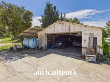 Propriété d'Exception à Grans : Maison en Pierre 254m2, 2 hangars, Piscine et fort potentiel sur 8 100 m²
