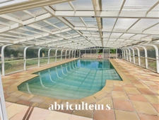 Propriété d'Exception à Grans : Maison en Pierre 254m2, 2 hangars, Piscine et fort potentiel sur 8 100 m²