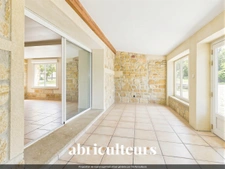 Propriété d'Exception à Grans : Maison en Pierre 254m2, 2 hangars, Piscine et fort potentiel sur 8 100 m²