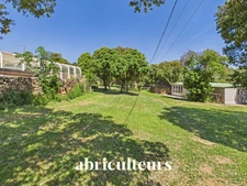 Propriété d'Exception à Grans : Maison en Pierre 254m2, 2 hangars, Piscine et fort potentiel sur 8 100 m²