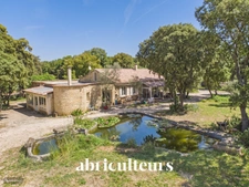 Propriété d'Exception à Grans : Maison en Pierre 254m2, 2 hangars, Piscine et fort potentiel sur 8 100 m²