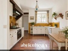 Propriété d'Exception à Grans : Maison en Pierre 254m2, 2 hangars, Piscine et fort potentiel sur 8 100 m²