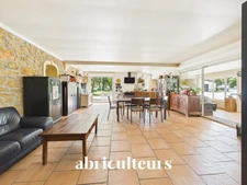 Propriété d'Exception à Grans : Maison en Pierre 254m2, 2 hangars, Piscine et fort potentiel sur 8 100 m²