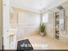 Propriété d'Exception à Grans : Maison en Pierre 254m2, 2 hangars, Piscine et fort potentiel sur 8 100 m²
