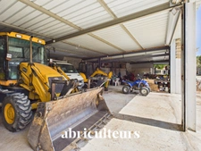Propriété d'Exception à Grans : Maison en Pierre 254m2, 2 hangars, Piscine et fort potentiel sur 8 100 m²