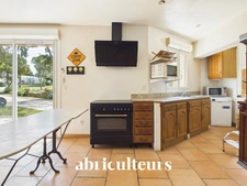 Propriété d'Exception à Grans : Maison en Pierre 254m2, 2 hangars, Piscine et fort potentiel sur 8 100 m²