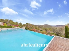 Vue panoramique & prestations haut de gamme pour cette villa de 292 m² à Rognes