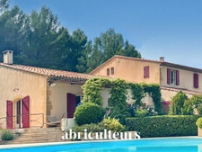 Magnifique villa de 296 m² avec piscine, terrain de 1,2 ha et vue exceptionnelle à Rognes (13840)