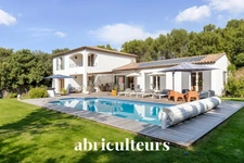 Magnifique propriété  de 235m² avec piscine, et dépendances à Rognes 13840