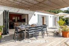 Magnifique propriété  de 235m² avec piscine, et dépendances à Rognes 13840