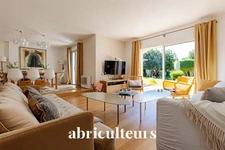 Magnifique propriété  de 235m² avec piscine, et dépendances à Rognes 13840