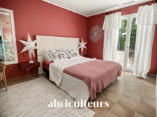 Magnifique propriété  de 235m² avec piscine, et dépendances à Rognes 13840