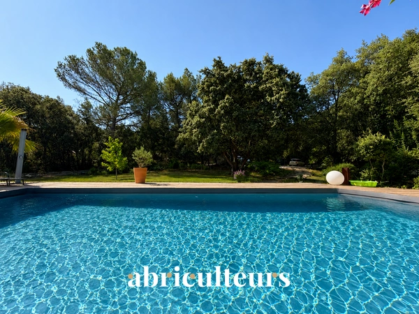 Magnifique maison avec terrain, piscine/ poolhouse, dépendance à Rognes 13840