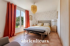 Magnifique propriété  de 235m² avec piscine, et dépendances à Rognes 13840