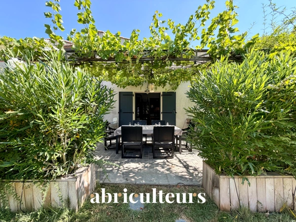 Magnifique maison avec terrain, piscine/ poolhouse, dépendance à Rognes 13840