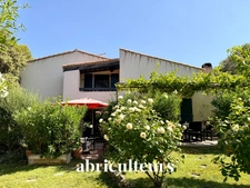 Belle propriété avec terrain, piscine/ poolhouse, dépendance à Rognes 13840