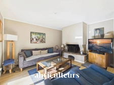 Magnifique propriété avec terrain, piscine/ poolhouse, dépendance à Rognes 13840