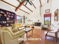 Charmante maison T6 de 180m² sur un terrain d' 1 hectare m² à vendre à Rognes (13840)