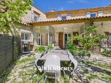 Rognes<span></span>Maison de charme rénovée avec terrasse et jardin privatif