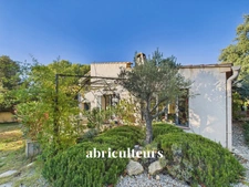 Magnifique propriété avec terrain, piscine/ poolhouse, dépendance à Rognes 13840