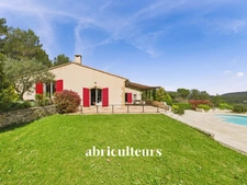 Vue panoramique & prestations haut de gamme pour cette villa de 292 m² à Rognes