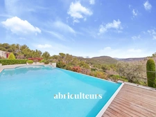 Vue panoramique & prestations haut de gamme pour cette villa de 292 m² à Rognes