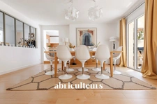 Magnifique propriété  de 235m² avec piscine, et dépendances à Rognes 13840