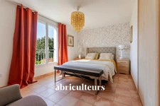 Magnifique propriété  de 235m² avec piscine, et dépendances à Rognes 13840