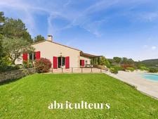 Vue panoramique pour cette magnifique villa Au temps des bastides de 292 m² à Rognes