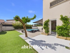 Charmante maison contemporaine T4 de 125m² sur un terrain de 436m² avec piscine à Lamanon 13113