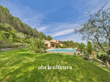 Vue panoramique & prestations haut de gamme pour cette villa de 292 m² à Rognes