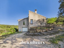 Charmante maison T6 de 180m² sur un terrain d' 1 hectare m² à vendre à Rognes (13840)