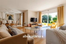 Magnifique propriété  de 235m² avec piscine, et dépendances à Rognes 13840