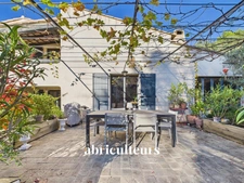 Magnifique propriété avec terrain, piscine/ poolhouse, dépendance à Rognes 13840