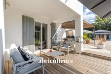 Magnifique propriété  de 235m² avec piscine, et dépendances à Rognes 13840