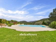 Vue panoramique & prestations haut de gamme pour cette villa de 292 m² à Rognes