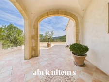 Magnifique villa de 296 m² avec piscine, terrain de 1,2 ha et vue exceptionnelle à Rognes (13840)