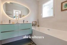 Magnifique propriété  de 235m² avec piscine, et dépendances à Rognes 13840