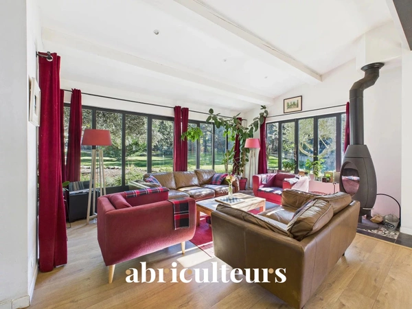Magnifique maison avec terrain, piscine/ poolhouse, dépendance à Rognes 13840