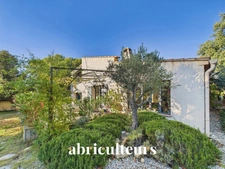 Magnifique propriété avec terrain, piscine/ poolhouse, dépendance à Rognes 13840